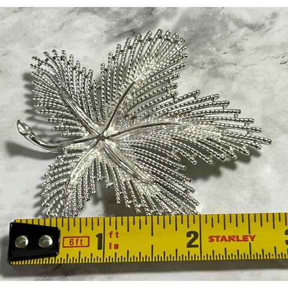Vintage Sarah Coventry Silver Tone Maple Leaf Brooch Pin Filagree Design - Picture 3 of 7